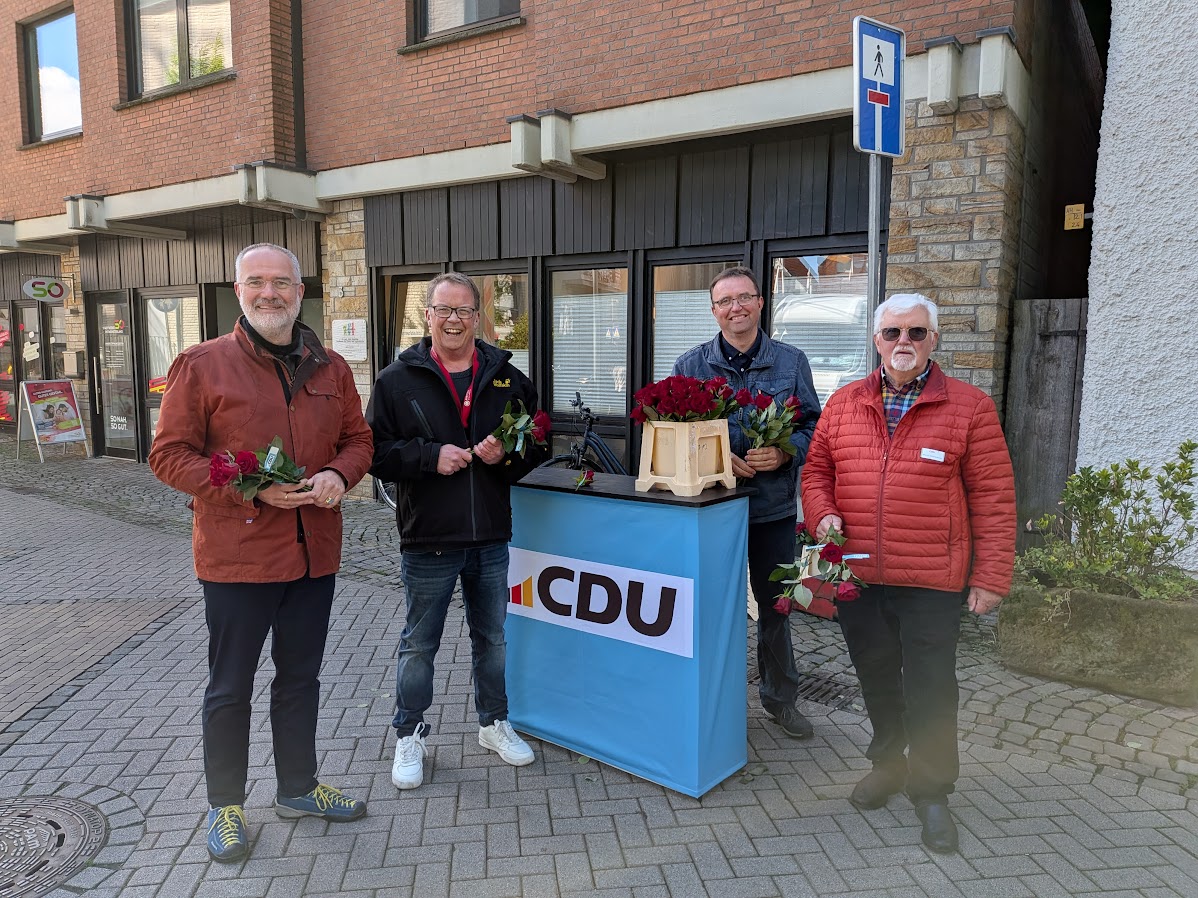 400 Rosen zum Muttertag auf dem Markt verteilt
